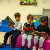 Passiamo poi dalla biblioteca dove alcuni piccoli seduti su colorati divanetti sono impegnati nella lettura di favole...